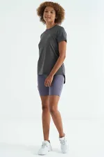 Tommylife Toptan Koyu Gri Sırt Yırtmaç Detaylı O Yaka Kısa Kollu Standart Kalıp Kadın T-Shirt - 97267