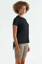 Tommylife Toptan Siyah Sırt Yırtmaç Detaylı O Yaka Kısa Kollu Standart Kalıp Kadın T-Shirt - 97267