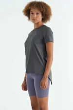 Tommylife Toptan Koyu Gri Sırt Yırtmaç Detaylı O Yaka Kısa Kollu Standart Kalıp Kadın T-Shirt - 97267