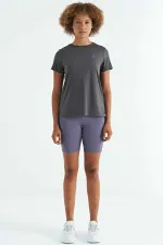 Tommylife Toptan Koyu Gri Sırt Yırtmaç Detaylı O Yaka Kısa Kollu Standart Kalıp Kadın T-Shirt - 97267