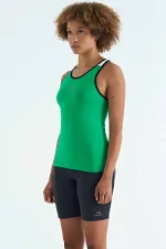 Débardeur femme Tommylife Wholesale vert avec détail imprimé au dos - Coupe standard - 97269
