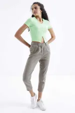 Tommylife Toptan Fıstık Yeşil Basic Önü Yırtmaçlı V Yaka Kadın Crop Top T-Shirt - 97206