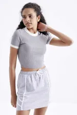 Tommylife Toptan Gri Basic Kol Detaylı O Yaka Kadın Crop Top T-Shirt - 97200