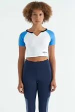 Tommylife Toptan Beyaz Renk Bloklu Logo Baskılı O Yaka Dar Kalıp Kadın Crop T-Shirt - 97270