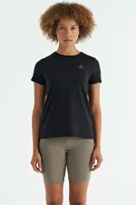 Tommylife Toptan Siyah Sırt Yırtmaç Detaylı O Yaka Kısa Kollu Standart Kalıp Kadın T-Shirt - 97267