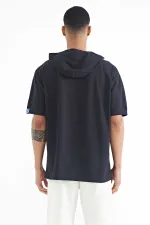 Tommylife Wholesale T-shirt oversize à capuche bleu marine avec étiquette sur la manche - 88179