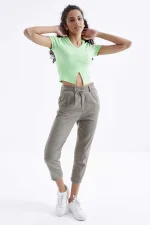 Tommylife Toptan Fıstık Yeşil Basic Önü Yırtmaçlı V Yaka Kadın Crop Top T-Shirt - 97206