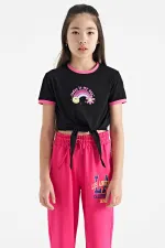T-shirt fille Tommylife Wholesale à col rond, imprimé noir et détails multicolores (lien 75113) T-shirt fille Tommylife Wholesale à col rond, imprimé noir et détails multicolores (lien 75113)
