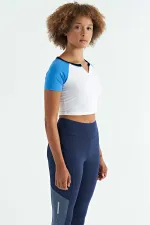 Tommylife Toptan Beyaz Renk Bloklu Logo Baskılı O Yaka Dar Kalıp Kadın Crop T-Shirt - 97270