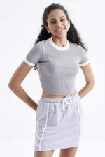 Tommylife Toptan Gri Basic Kol Detaylı O Yaka Kadın Crop Top T-Shirt - 97200