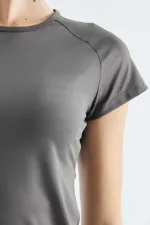 Tommylife Toptan Koyu Gri Sırt Pencereli Kısa Kol Standart Kalıp O Yaka Kadın T-Shirt - 97101