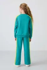 Ensemble de survêtement Tommylife Wholesale pour filles de 7 à 15 ans, col rond, coupe standard, réf. 75165, bleu marine et vert.