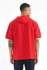 Tommylife Wholesale T-shirt rouge à capuche oversize pour homme avec étiquette sur la manche - 88179
