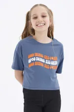 Tommylife Toptan Petrol Oversize Renkli Yazı Baskılı Düşük Omuz O Yaka Kız Çocuk Crop T-Shirt  - 75038