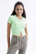 Tommylife Toptan Fıstık Yeşil Basic Önü Yırtmaçlı V Yaka Kadın Crop Top T-Shirt - 97206