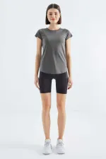 Tommylife Toptan Koyu Gri Sırt Pencereli Kısa Kol Standart Kalıp O Yaka Kadın T-Shirt - 97101