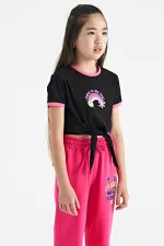 T-shirt fille Tommylife Wholesale à col rond, imprimé noir et détails multicolores (lien 75113) T-shirt fille Tommylife Wholesale à col rond, imprimé noir et détails multicolores (lien 75113)