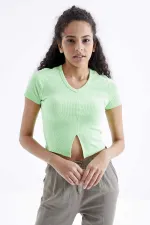 Tommylife Toptan Fıstık Yeşil Basic Önü Yırtmaçlı V Yaka Kadın Crop Top T-Shirt - 97206