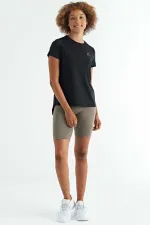 Tommylife Toptan Siyah Sırt Yırtmaç Detaylı O Yaka Kısa Kollu Standart Kalıp Kadın T-Shirt - 97267