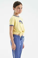 Tommylife Toptan Sarı Baskı Detaylı O Yaka Çok Renkli Bağlama Detaylı Kız Çocuk T-Shirt - 75113