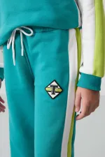 Ensemble de survêtement Tommylife Wholesale pour filles de 7 à 15 ans, col rond, coupe standard, réf. 75165, bleu marine et vert.