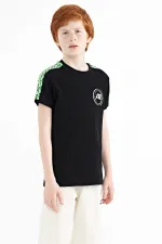 T-shirt garçon imprimé Tommylife Wholesale, taille serveur, col rond, coupe standard, référence 11121, noir