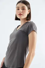 Tommylife Toptan Gri Basic Kısa Kol Standart Kalıp V Yaka Kadın T-Shirt - 97145