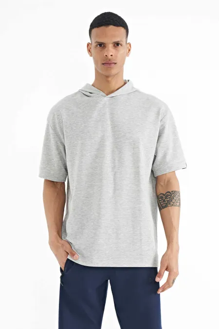 Tommylife Wholesale T-shirt à capuche oversize gris chiné pour homme avec étiquette sur la manche - 88179