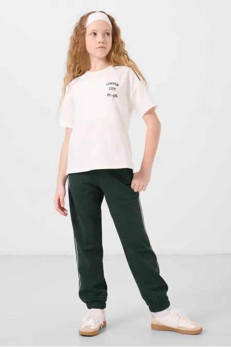 Tommylife Toptan O Yaka Baskılı Lastik Paçalı Standart Fit Kız Çocuk Eşofman Takım 75186 Ekru Çam Yeşil