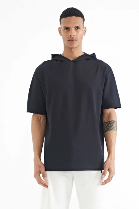 Tommylife Wholesale T-shirt oversize à capuche bleu marine avec étiquette sur la manche - 88179