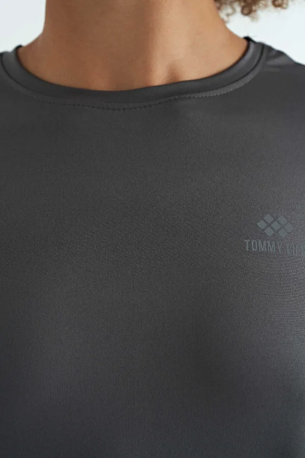 Tommylife Toptan Koyu Gri Sırt Yırtmaç Detaylı O Yaka Kısa Kollu Standart Kalıp Kadın T-Shirt - 97267