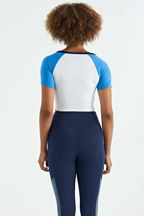 Tommylife Toptan Beyaz Renk Bloklu Logo Baskılı O Yaka Dar Kalıp Kadın Crop T-Shirt - 97270