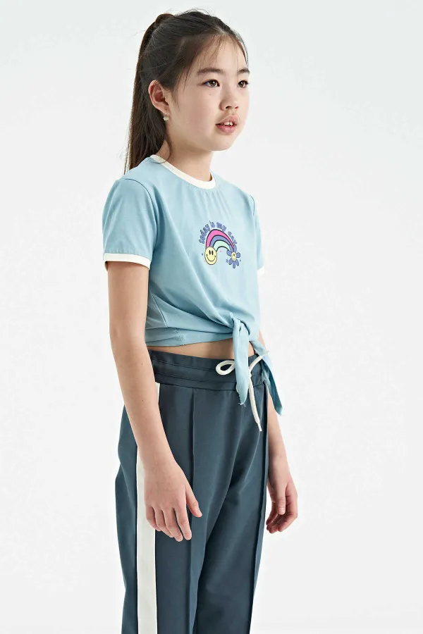 Tommylife Toptan Açık Mavi Baskı Detaylı O Yaka Çok Renkli Bağlama Detaylı Kız Çocuk T-Shirt - 75113