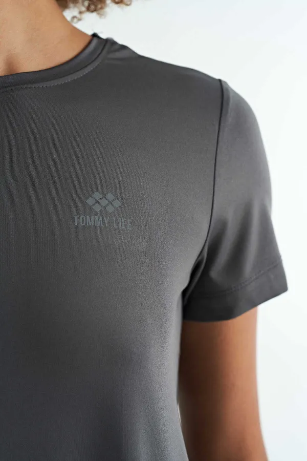Tommylife Toptan Koyu Gri Sırt Yırtmaç Detaylı O Yaka Kısa Kollu Standart Kalıp Kadın T-Shirt - 97267
