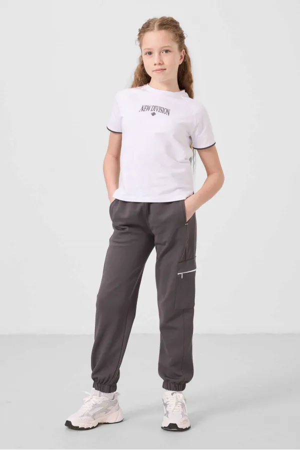 Ensemble de survêtement Tommylife Wholesale pour filles, col rond imprimé, ourlet élastiqué, poche cargo, réf. 75173, blanc et gris foncé