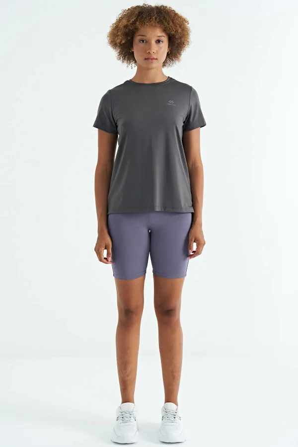 Tommylife Toptan Koyu Gri Sırt Yırtmaç Detaylı O Yaka Kısa Kollu Standart Kalıp Kadın T-Shirt - 97267