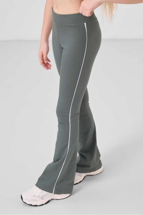 Tommylife Toptan Pamuklu O Yaka Standart Fit Basic İspanyol Paça Kız Çocuk Tayt Takım 75192 Beyaz Haki