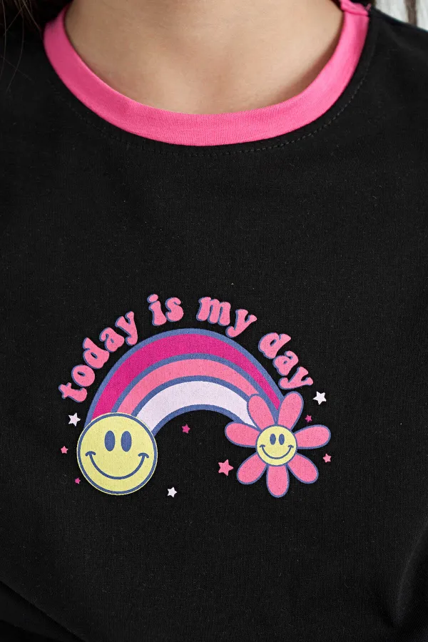 T-shirt fille Tommylife Wholesale à col rond, imprimé noir et détails multicolores (lien 75113) T-shirt fille Tommylife Wholesale à col rond, imprimé noir et détails multicolores (lien 75113)