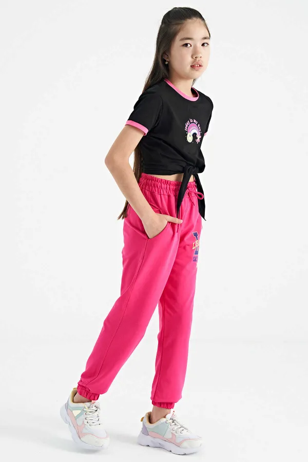 T-shirt fille Tommylife Wholesale à col rond, imprimé noir et détails multicolores (lien 75113) T-shirt fille Tommylife Wholesale à col rond, imprimé noir et détails multicolores (lien 75113)