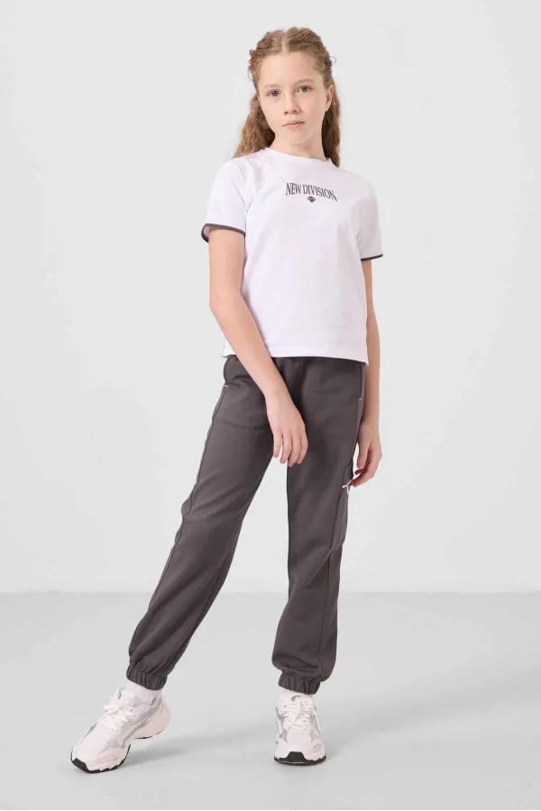 Ensemble de survêtement Tommylife Wholesale pour filles, col rond imprimé, ourlet élastiqué, poche cargo, réf. 75173, blanc et gris foncé