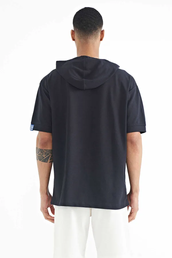 Tommylife Wholesale T-shirt oversize à capuche bleu marine avec étiquette sur la manche - 88179