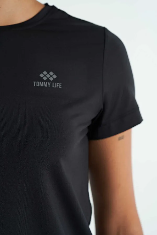 Tommylife Toptan Siyah Sırt Yırtmaç Detaylı O Yaka Kısa Kollu Standart Kalıp Kadın T-Shirt - 97267
