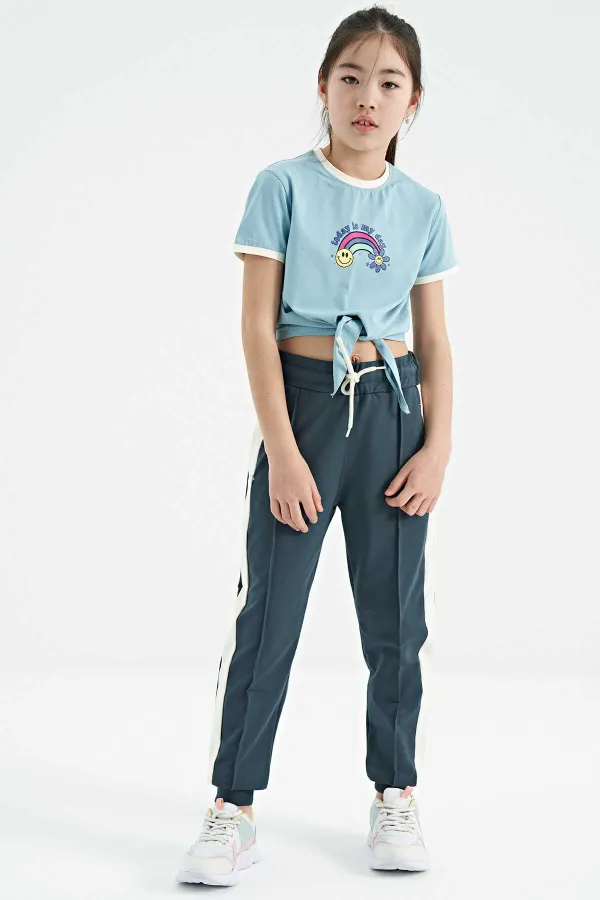 Tommylife Toptan Açık Mavi Baskı Detaylı O Yaka Çok Renkli Bağlama Detaylı Kız Çocuk T-Shirt - 75113