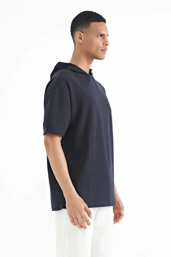 Tommylife Wholesale T-shirt oversize à capuche bleu marine avec étiquette sur la manche - 88179