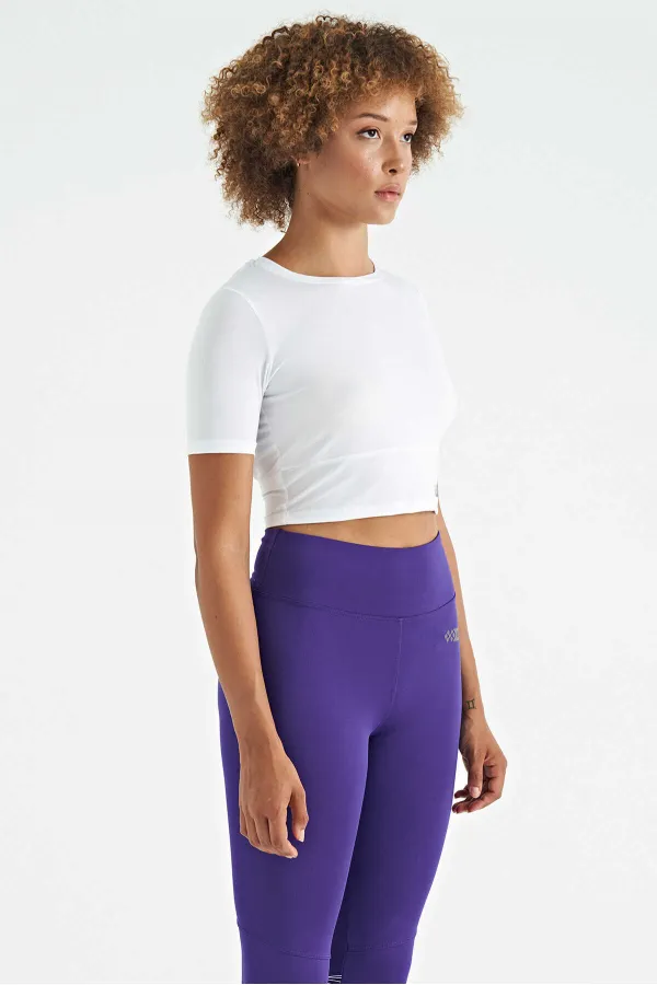 Tommylife Toptan Beyaz Sırt Dekolteli Standart Kalıp O Yaka Kadın Crop T-Shirt - 97265