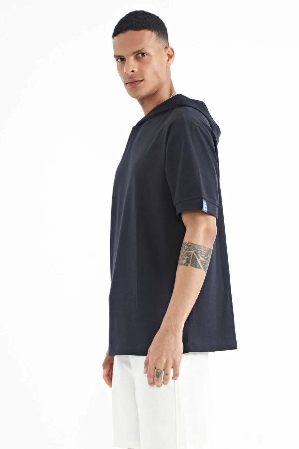 Tommylife Wholesale T-shirt oversize à capuche bleu marine avec étiquette sur la manche - 88179