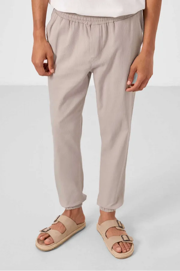 Pantalon chino extensible léger, coupe standard, tissé, Tommylife Wholesale, couleur pierre (réf. 82176).