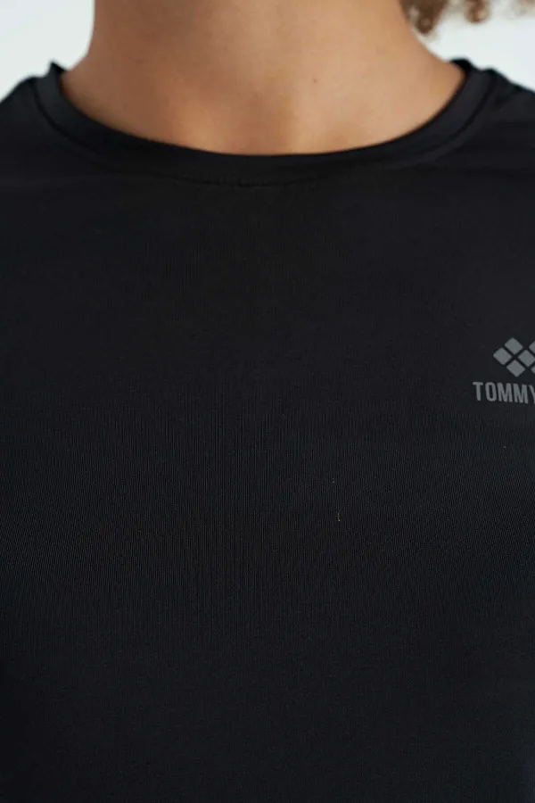 Tommylife Toptan Siyah Sırt Yırtmaç Detaylı O Yaka Kısa Kollu Standart Kalıp Kadın T-Shirt - 97267