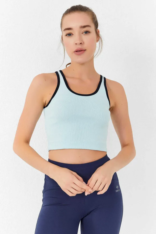 Débardeur court sans manches à col rond Tommylife Wholesale bleu ciel basique, coupe ajustée - 97162