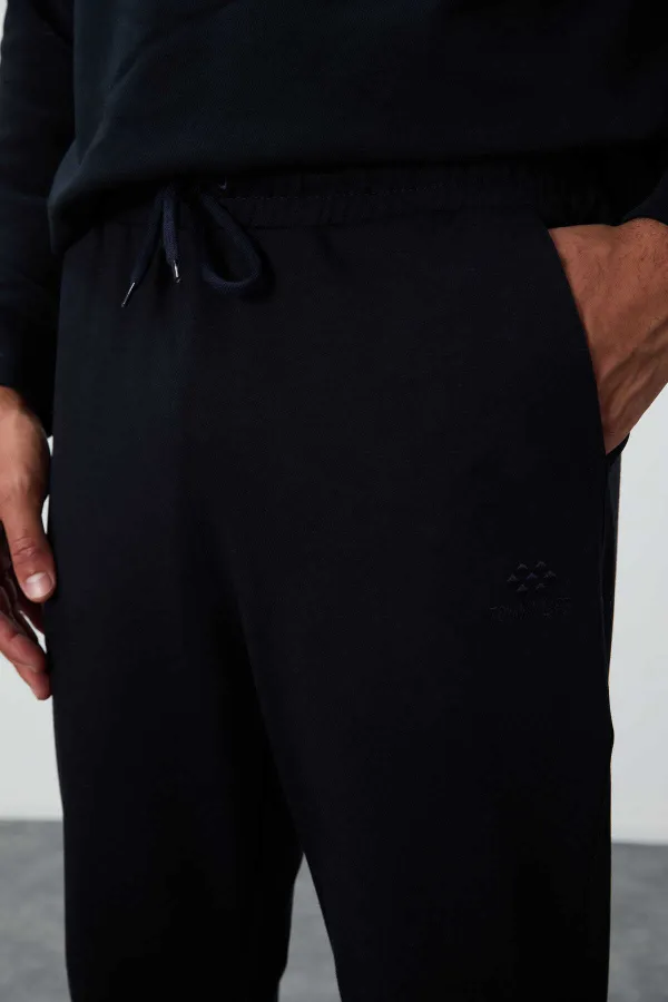 Pantalon de survêtement bleu marine pour homme Tommylife Wholesale, avec cordon de serrage, poches, coupe standard et jambes classiques - 84682